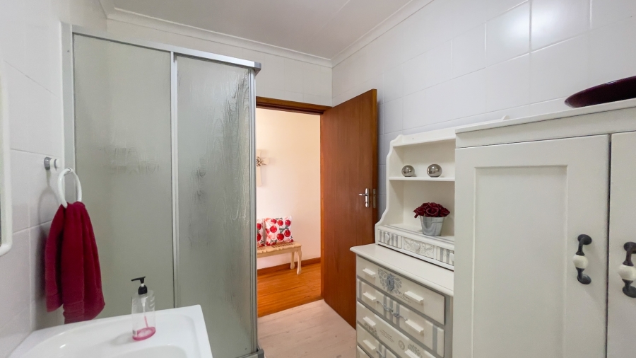5 Bedroom Property for Sale in Glentana Western Cape